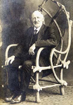 John Krubsack sitzend in seinem gewachsenen Stuhl